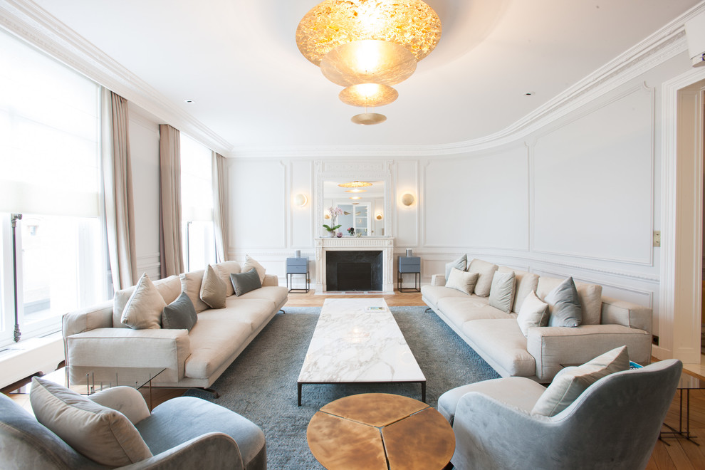 Repräsentatives, Geräumiges, Fernseherloses, Abgetrenntes Klassisches Wohnzimmer in grau-weiß mit braunem Holzboden, Kamin, weißer Wandfarbe und Kaminumrandung aus Stein in Paris