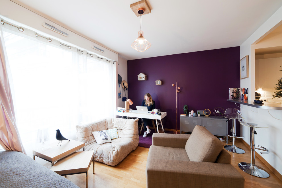 На фото: гостиная комната в современном стиле с фиолетовыми стенами с