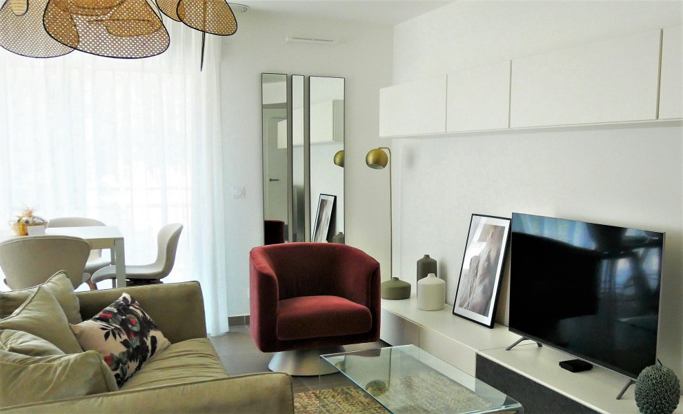 Cette image montre un salon design avec un mur blanc et un téléviseur indépendant.
