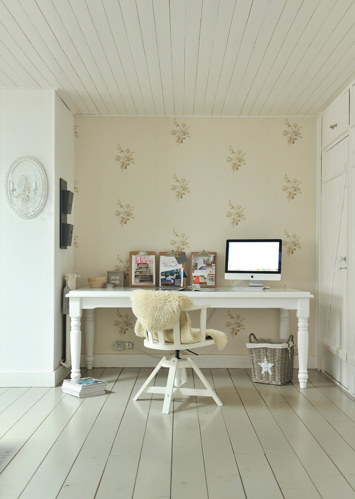Offenes Country Wohnzimmer mit weißer Wandfarbe, gebeiztem Holzboden, Kaminofen, TV-Wand und beigem Boden in Paris