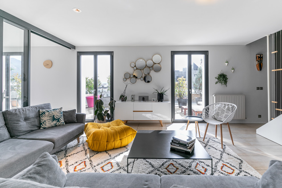 Immagine di un grande soggiorno design aperto con pavimento beige, sala formale, pavimento con piastrelle in ceramica e pareti bianche