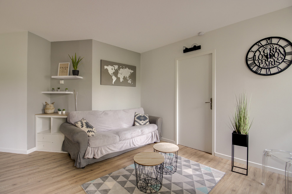 Foto di un soggiorno nordico con sala formale, pareti bianche, pavimento in legno massello medio e pavimento marrone