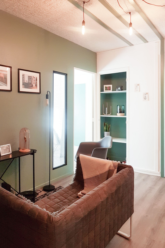Bild på ett industriellt separat vardagsrum, med ett bibliotek, gröna väggar, vinylgolv och beiget golv