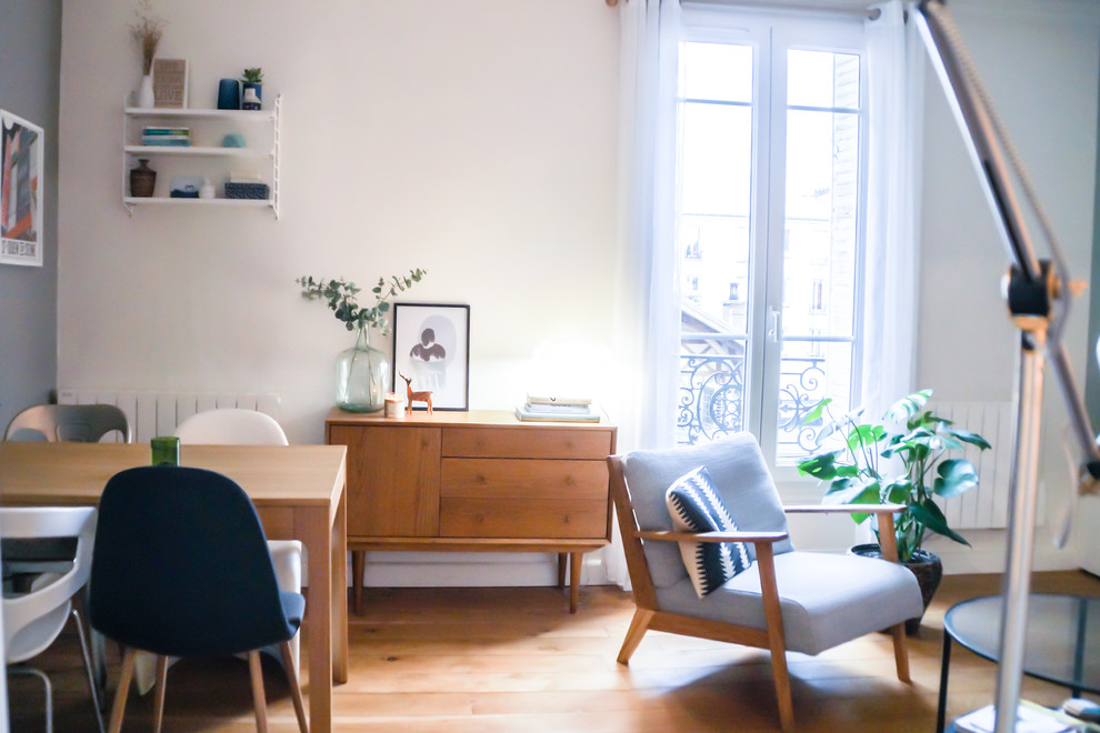 Exempel på ett minimalistiskt vardagsrum, med ljust trägolv
