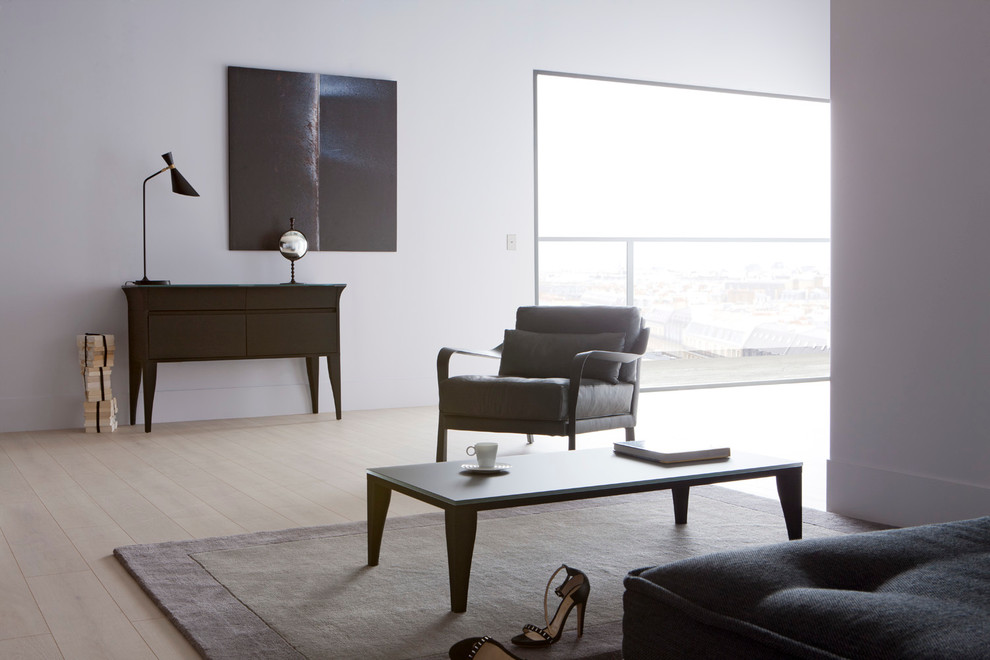 Foto de salón abierto actual de tamaño medio sin televisor con paredes grises y suelo de madera clara