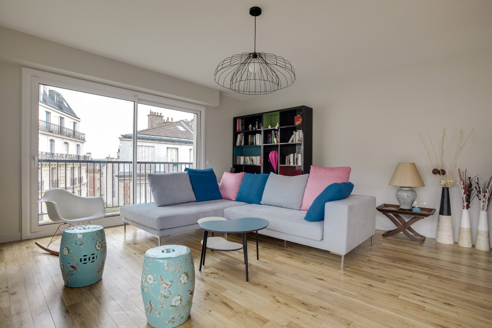 Aménagement d'un grand salon contemporain ouvert avec un mur gris, parquet clair, aucune cheminée, un téléviseur indépendant et un sol beige.