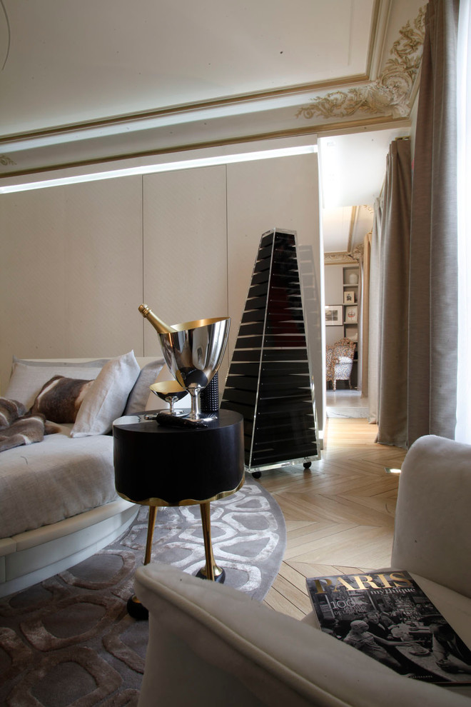Geräumiges Modernes Wohnzimmer mit weißer Wandfarbe in Paris