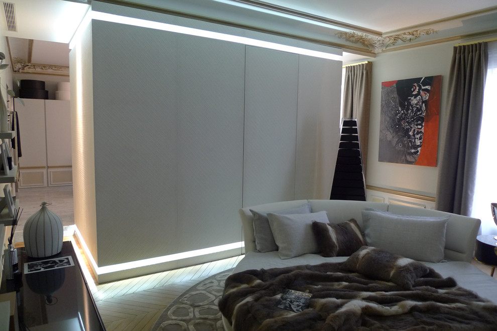 Geräumiges Modernes Wohnzimmer mit weißer Wandfarbe in Paris