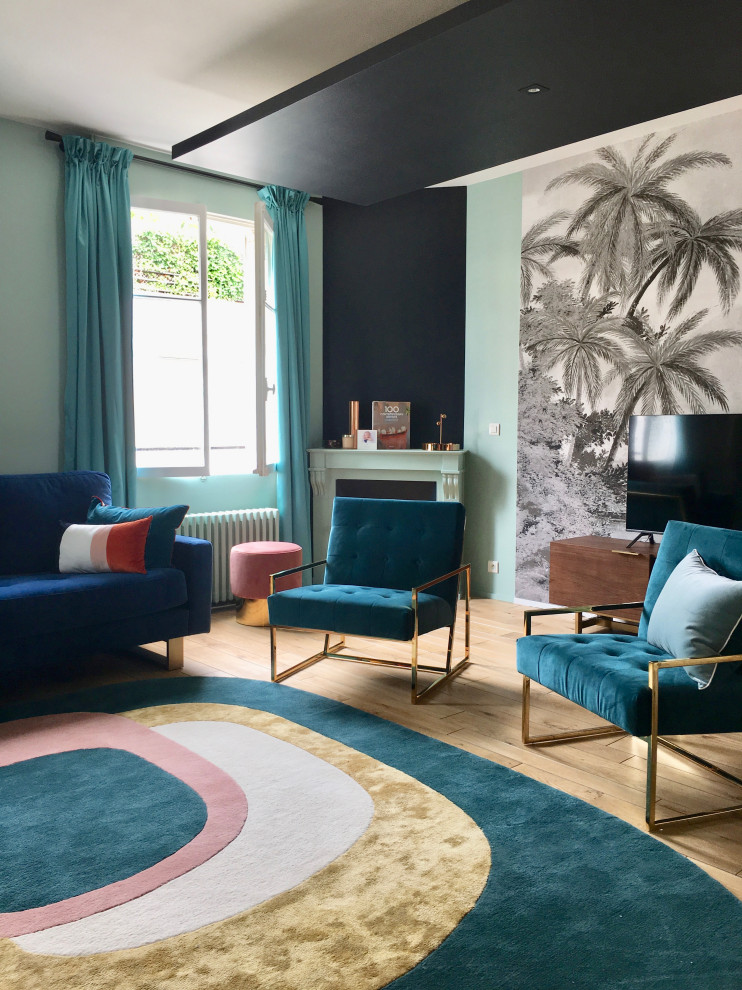 Aménagement d'un salon contemporain de taille moyenne et ouvert avec parquet clair, une cheminée d'angle, un manteau de cheminée en plâtre, un téléviseur indépendant, un sol beige, une salle de réception et un mur bleu.