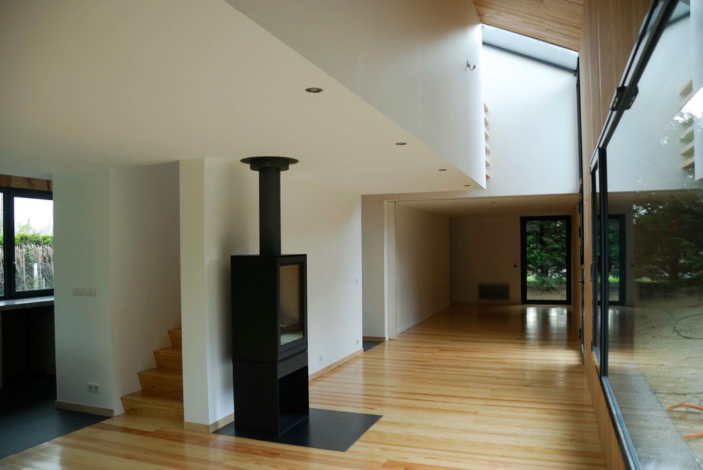 This is an example of a contemporary living room in Bordeaux.