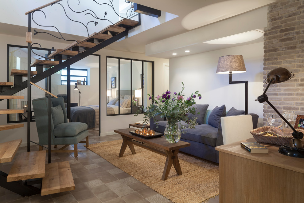 На фото: маленькая парадная, открытая гостиная комната в современном стиле с белыми стенами, полом из керамической плитки и синим диваном без камина, телевизора для на участке и в саду