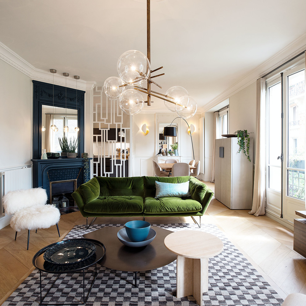 Offenes Modernes Wohnzimmer mit grauer Wandfarbe, hellem Holzboden, Eckkamin und beigem Boden in Paris