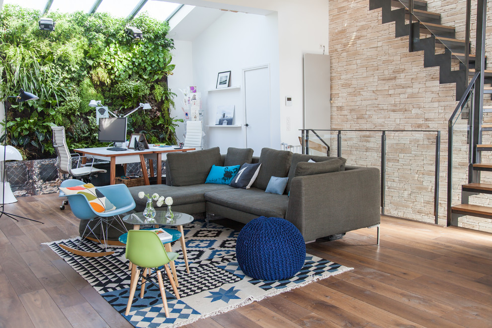 Idées déco pour un grand salon contemporain ouvert avec une salle de réception, un mur blanc, un sol en bois brun, aucune cheminée et un téléviseur indépendant.