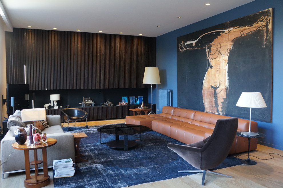Esempio di un grande soggiorno design chiuso con sala formale, pareti blu, parquet chiaro, nessun camino e nessuna TV