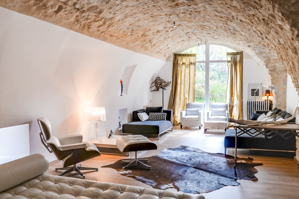 Repräsentatives, Abgetrenntes Modernes Wohnzimmer mit weißer Wandfarbe, braunem Holzboden und braunem Boden in Nizza