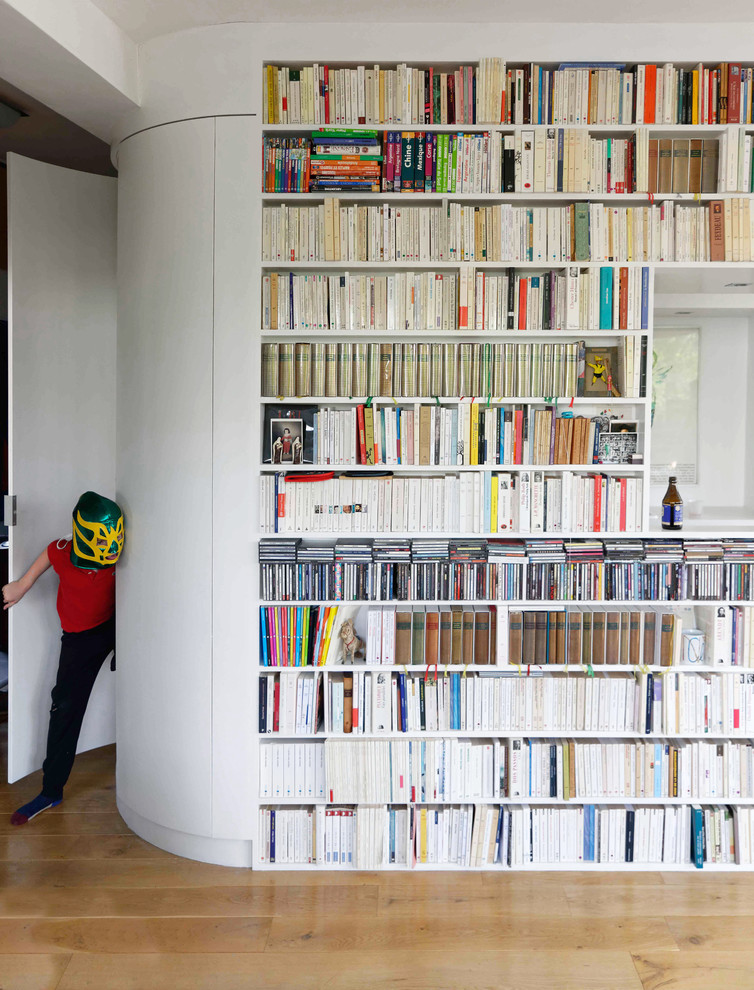 Ispirazione per un soggiorno minimal di medie dimensioni e aperto con libreria, pareti bianche, parquet chiaro, nessun camino e nessuna TV