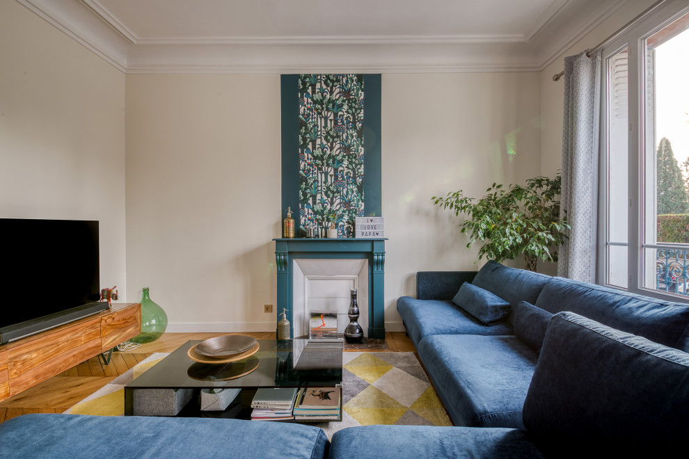 Стильный дизайн: изолированная гостиная комната в современном стиле с бежевыми стенами, паркетным полом среднего тона, отдельно стоящим телевизором и коричневым полом - последний тренд