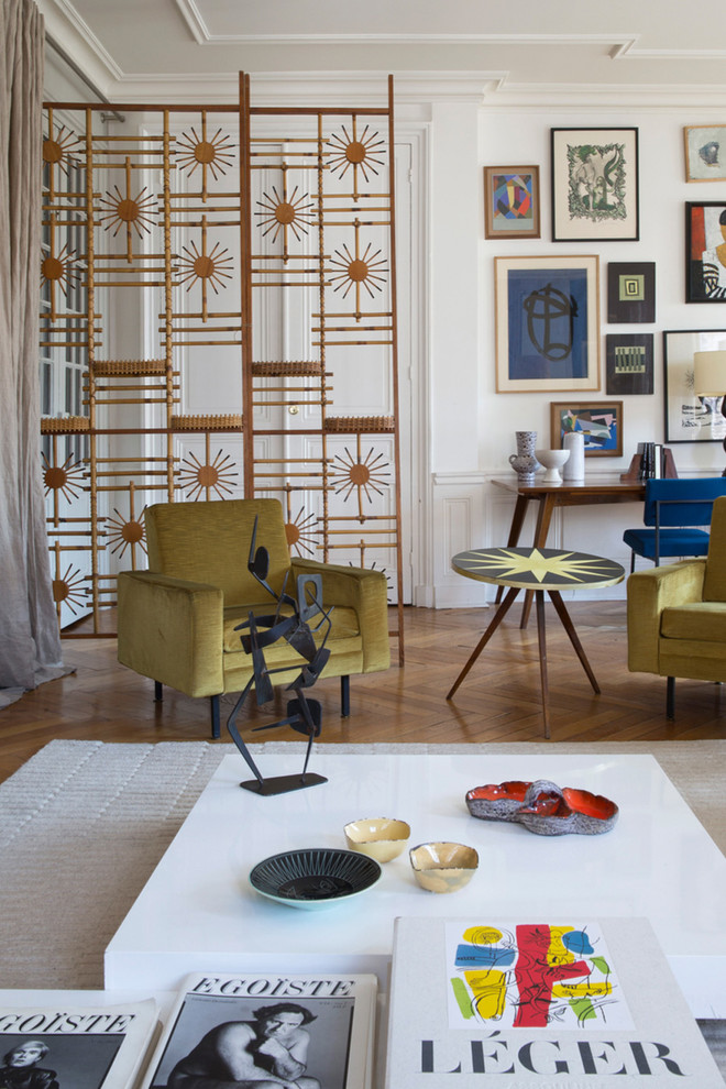 Repräsentatives Modernes Wohnzimmer mit weißer Wandfarbe, braunem Holzboden und braunem Boden in Lyon