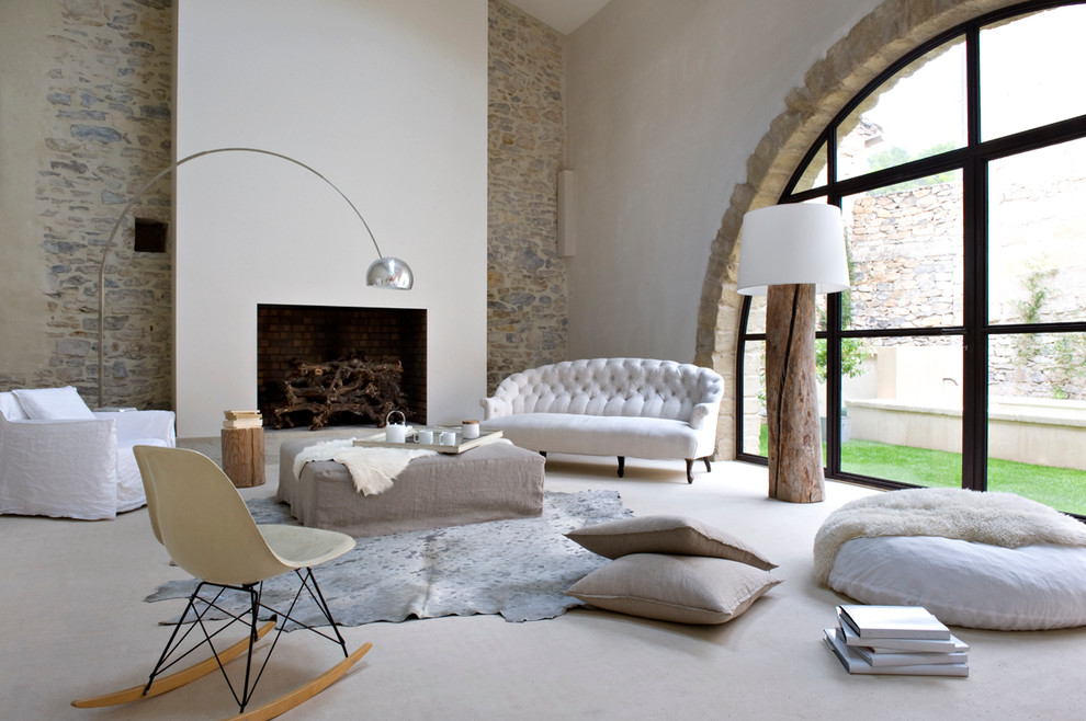 Idee per un grande soggiorno minimal aperto con camino classico, pareti beige e nessuna TV