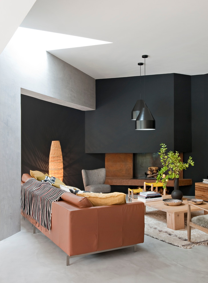 Modern inredning av ett vardagsrum, med svarta väggar