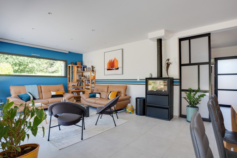 Esempio di un grande soggiorno design con sala formale, pareti multicolore, stufa a legna, nessuna TV e pavimento grigio