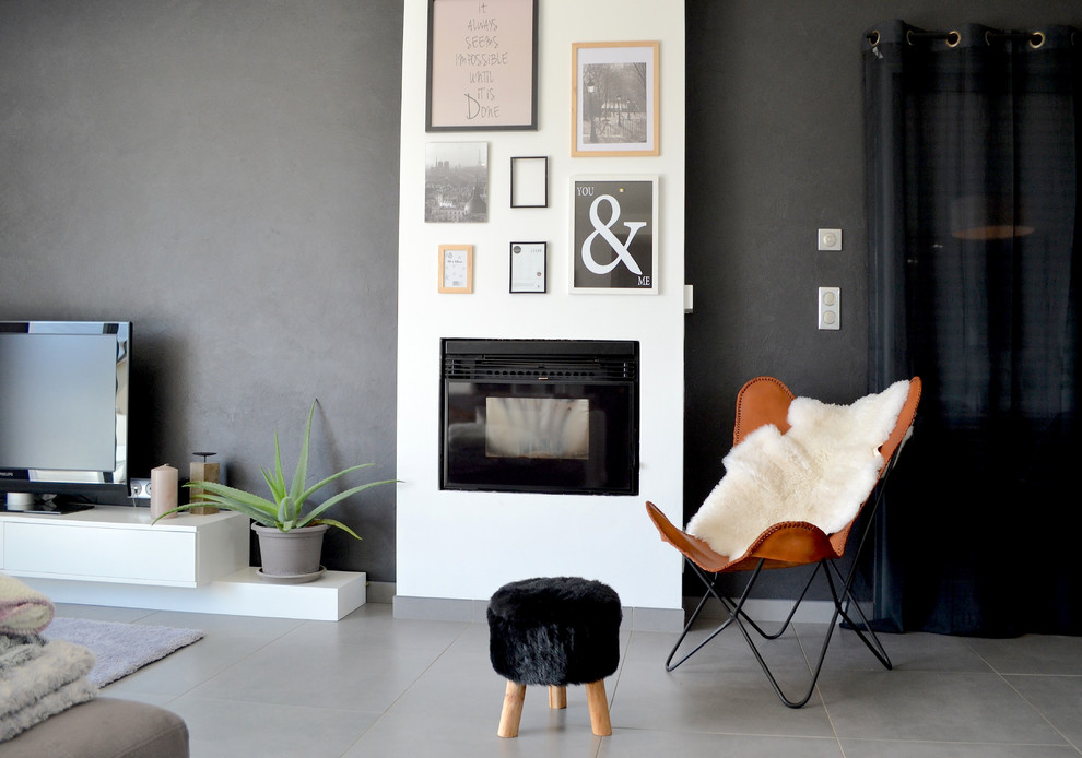 На фото: открытая гостиная комната среднего размера в современном стиле с серыми стенами, полом из керамической плитки и отдельно стоящим телевизором с