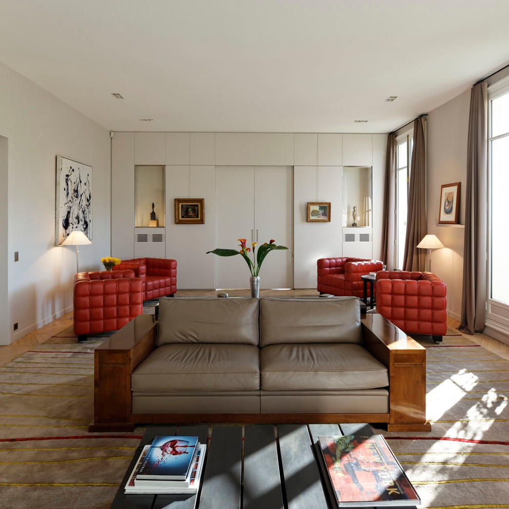 Großes, Repräsentatives, Fernseherloses, Abgetrenntes Modernes Wohnzimmer ohne Kamin mit weißer Wandfarbe und braunem Holzboden in Paris