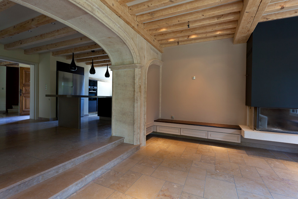 Aménagement d'un salon contemporain de taille moyenne avec un mur beige, une cheminée standard, un manteau de cheminée en plâtre et un téléviseur fixé au mur.