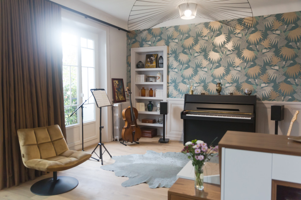 Diseño de salón con rincón musical cerrado clásico renovado de tamaño medio sin televisor con suelo de madera oscura