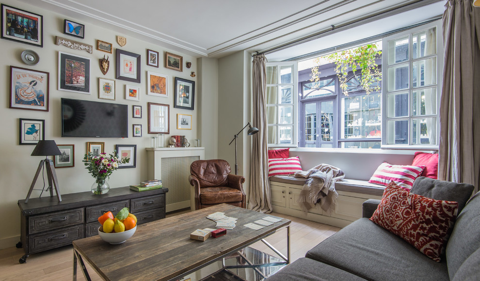 Foto di un soggiorno classico con pareti grigie, parquet chiaro, nessun camino, TV a parete e pavimento beige
