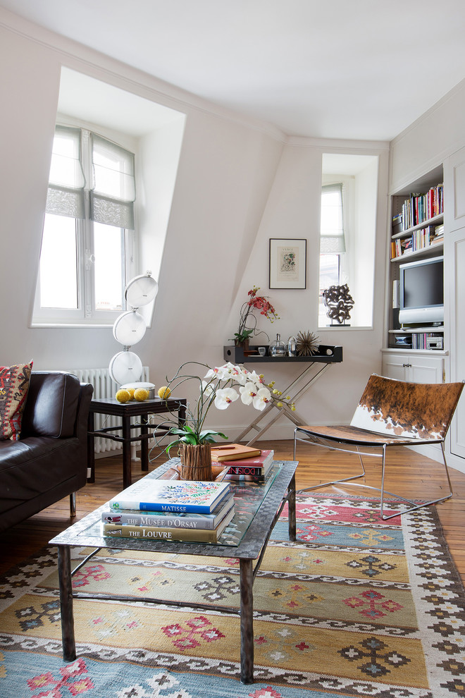 Repräsentatives, Mittelgroßes Eklektisches Wohnzimmer ohne Kamin mit weißer Wandfarbe, braunem Holzboden und Multimediawand in Paris