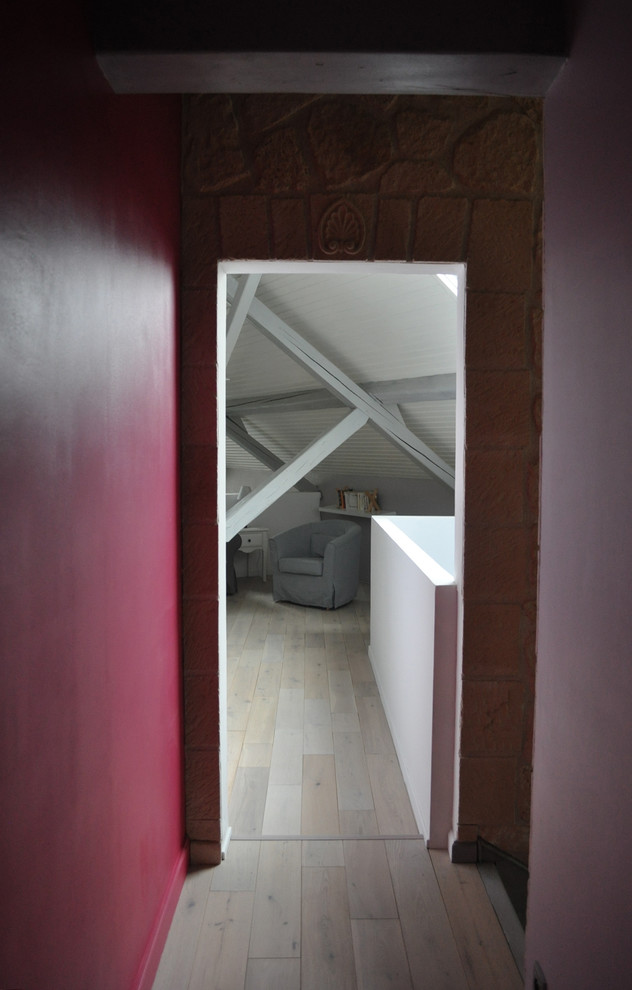 Стильный дизайн: двухуровневая гостиная комната среднего размера в скандинавском стиле с с книжными шкафами и полками, красными стенами и светлым паркетным полом без камина, телевизора - последний тренд