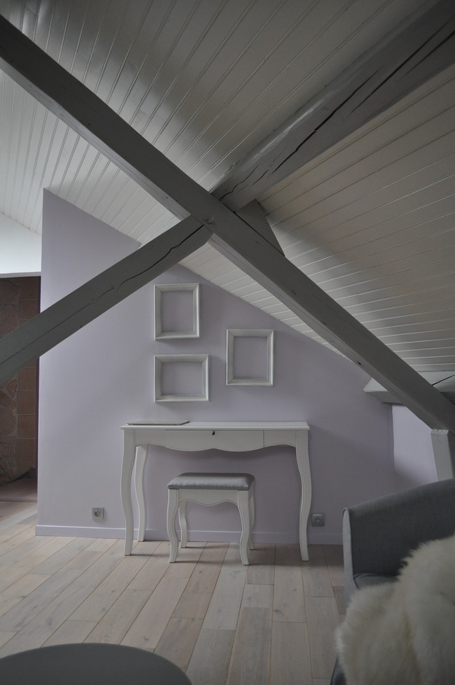 Источник вдохновения для домашнего уюта: двухуровневая гостиная комната среднего размера в скандинавском стиле с с книжными шкафами и полками, белыми стенами и светлым паркетным полом без камина, телевизора