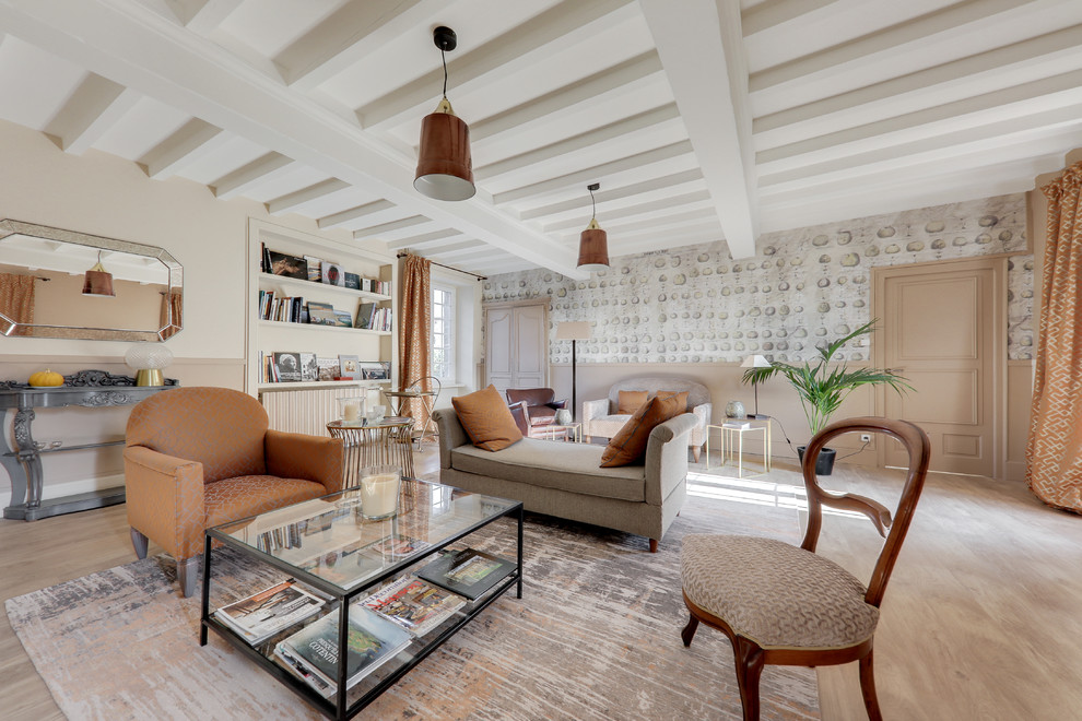 Esempio di un ampio soggiorno classico aperto con libreria, pareti beige, pavimento in linoleum, stufa a legna e cornice del camino in pietra