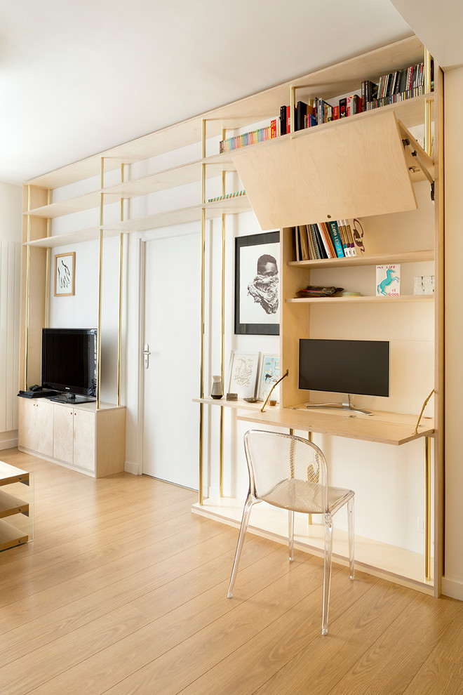 Cette photo montre un petit salon tendance ouvert avec une bibliothèque ou un coin lecture, un mur blanc, parquet clair, aucune cheminée, un téléviseur indépendant et un sol beige.