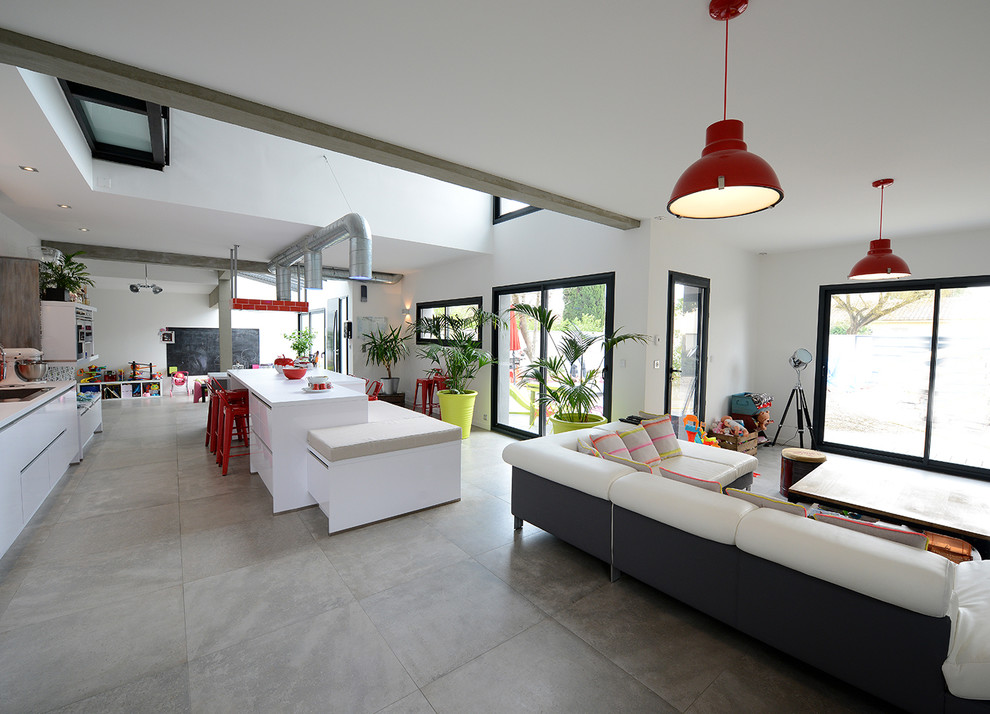 Esempio di un ampio soggiorno contemporaneo aperto con pareti bianche, pavimento con piastrelle in ceramica e pavimento grigio