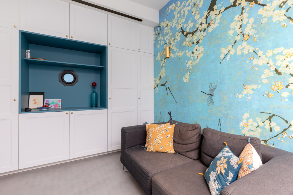 Ejemplo de salón cerrado romántico de tamaño medio sin chimenea con paredes beige, suelo de cemento, televisor independiente, suelo gris y papel pintado