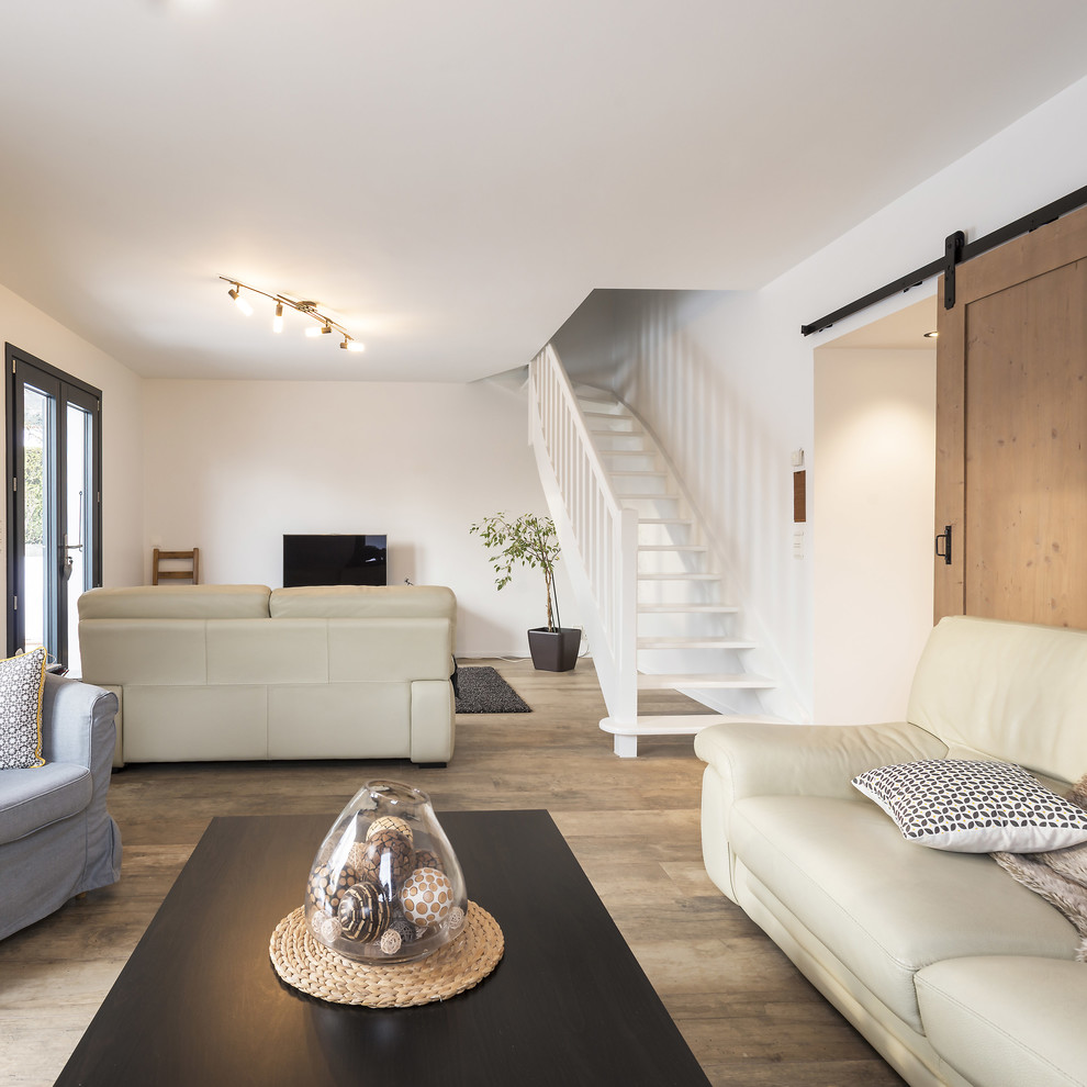 Imagen de salón contemporáneo de tamaño medio con paredes blancas, suelo de baldosas de cerámica y televisor independiente