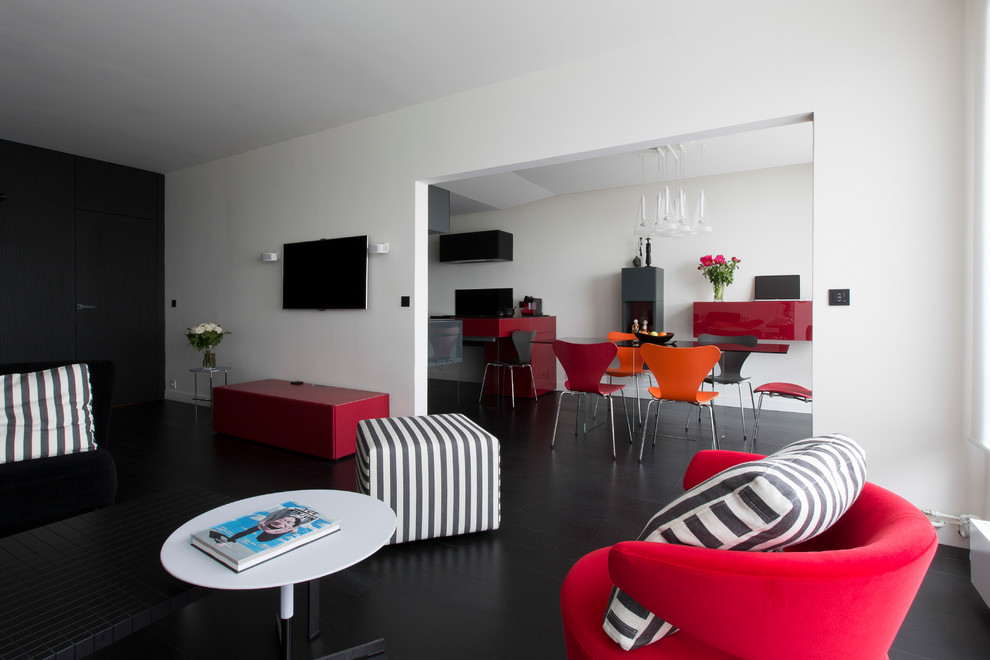 Foto di un soggiorno design con pareti bianche, parquet scuro e TV a parete