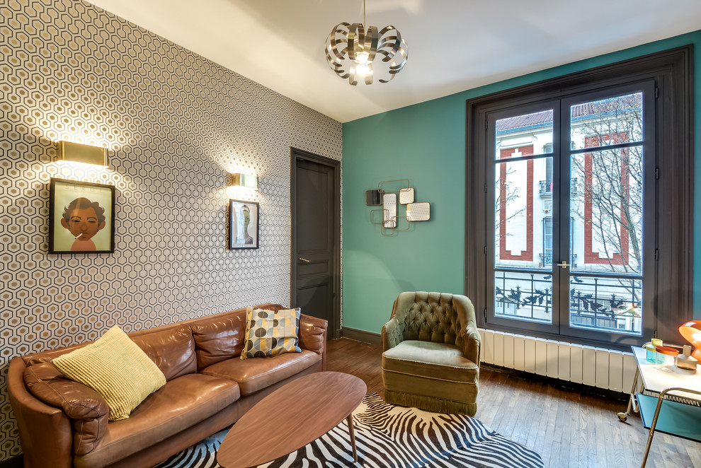 Aménagement d'un salon contemporain de taille moyenne et fermé avec un sol en bois brun, un mur multicolore, une cheminée standard, un manteau de cheminée en pierre et un téléviseur indépendant.
