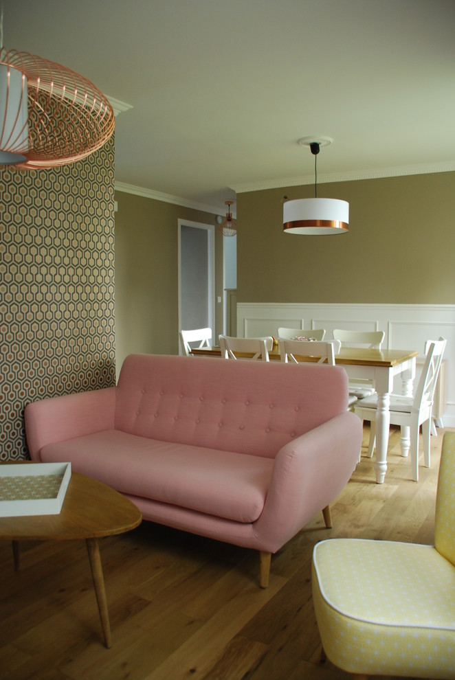 Esempio di un piccolo soggiorno minimalista con libreria, pareti beige e parquet chiaro