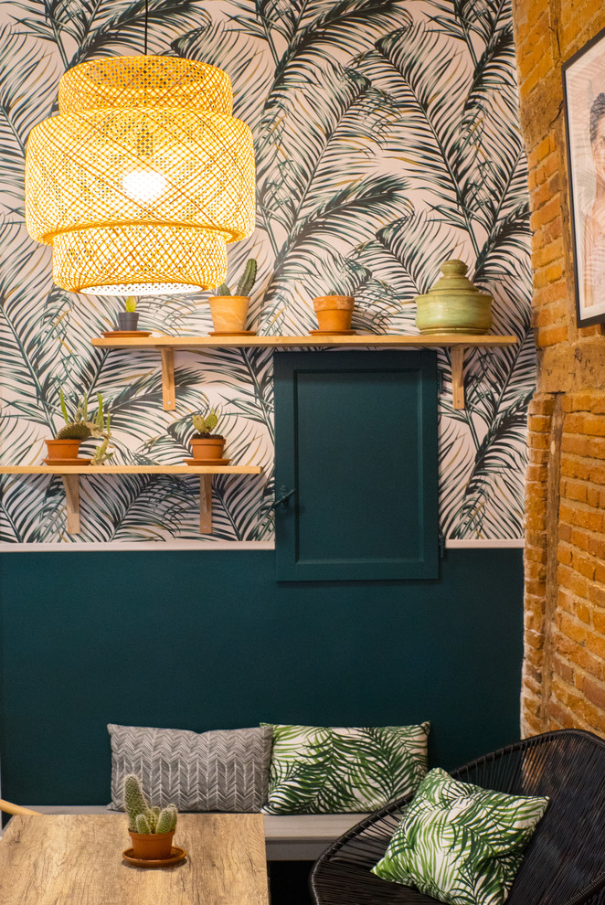 Immagine di un piccolo soggiorno tropicale chiuso con pareti verdi