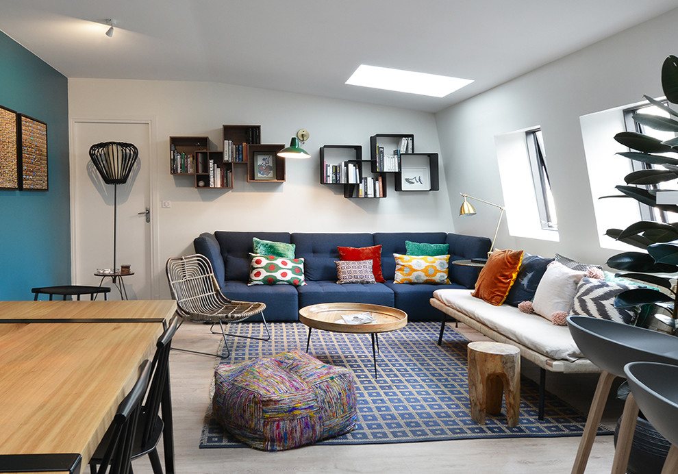 Mittelgroßes, Repräsentatives, Fernseherloses, Offenes Modernes Wohnzimmer ohne Kamin mit weißer Wandfarbe, hellem Holzboden und braunem Boden in Paris