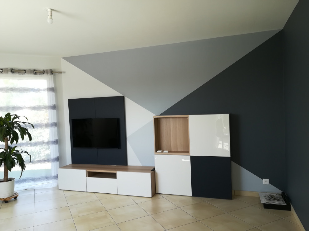 На фото: гостиная комната в скандинавском стиле с серыми стенами и телевизором на стене с