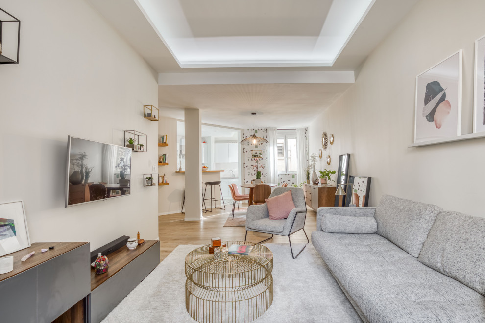 Imagen de salón abierto romántico de tamaño medio sin chimenea con paredes beige, suelo de madera clara, televisor colgado en la pared y suelo beige