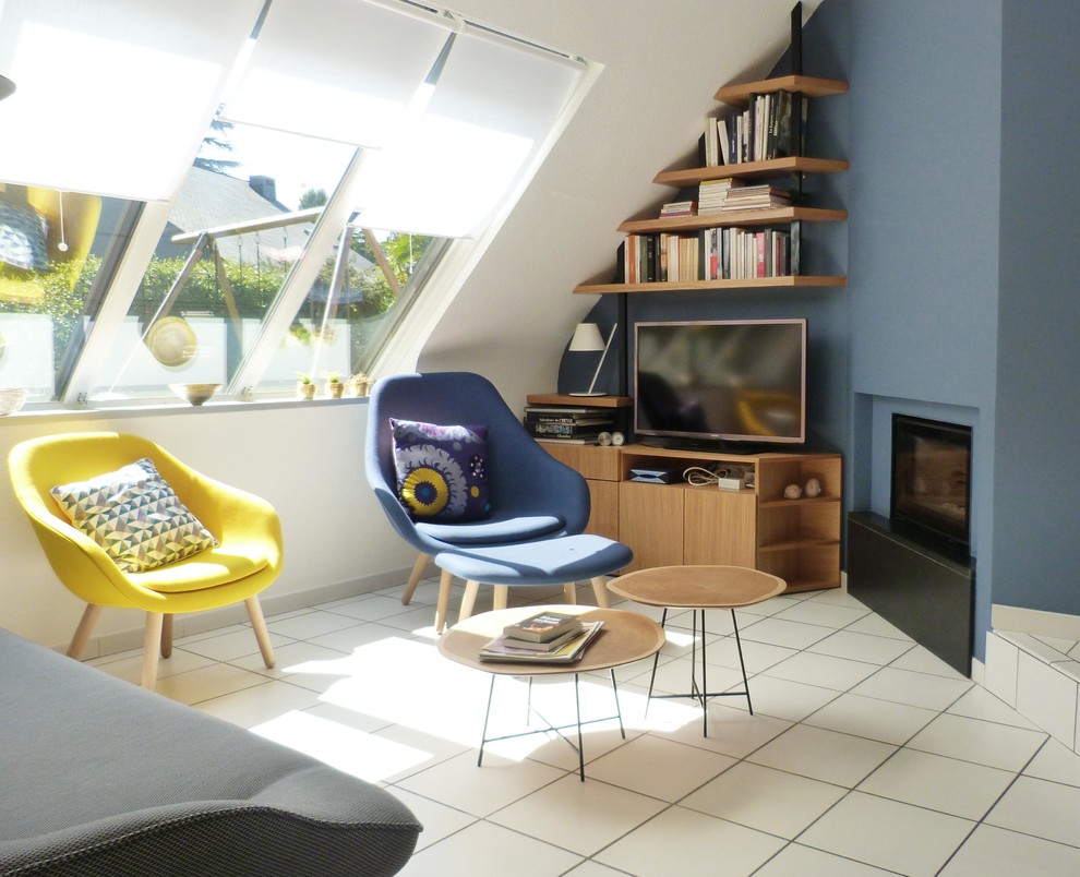 Esempio di un soggiorno scandinavo di medie dimensioni e aperto con pareti blu, pavimento con piastrelle in ceramica, camino classico, TV autoportante e pavimento bianco