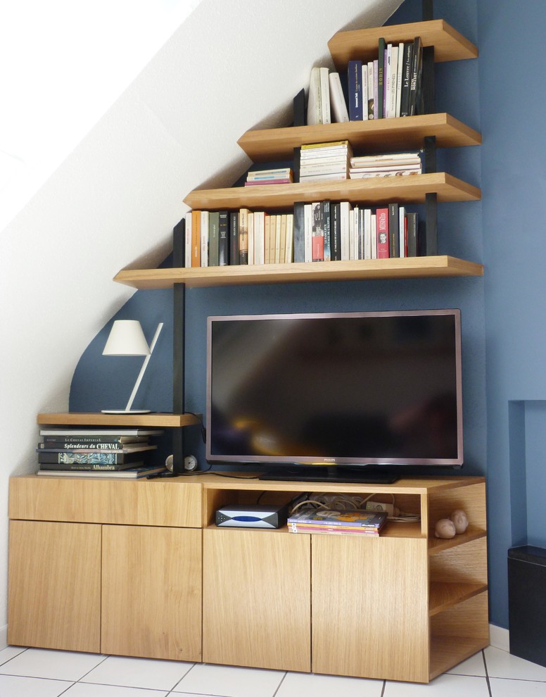 Cette image montre un salon nordique de taille moyenne et ouvert avec un mur bleu, une cheminée standard, un téléviseur indépendant, un sol en carrelage de céramique et un sol blanc.