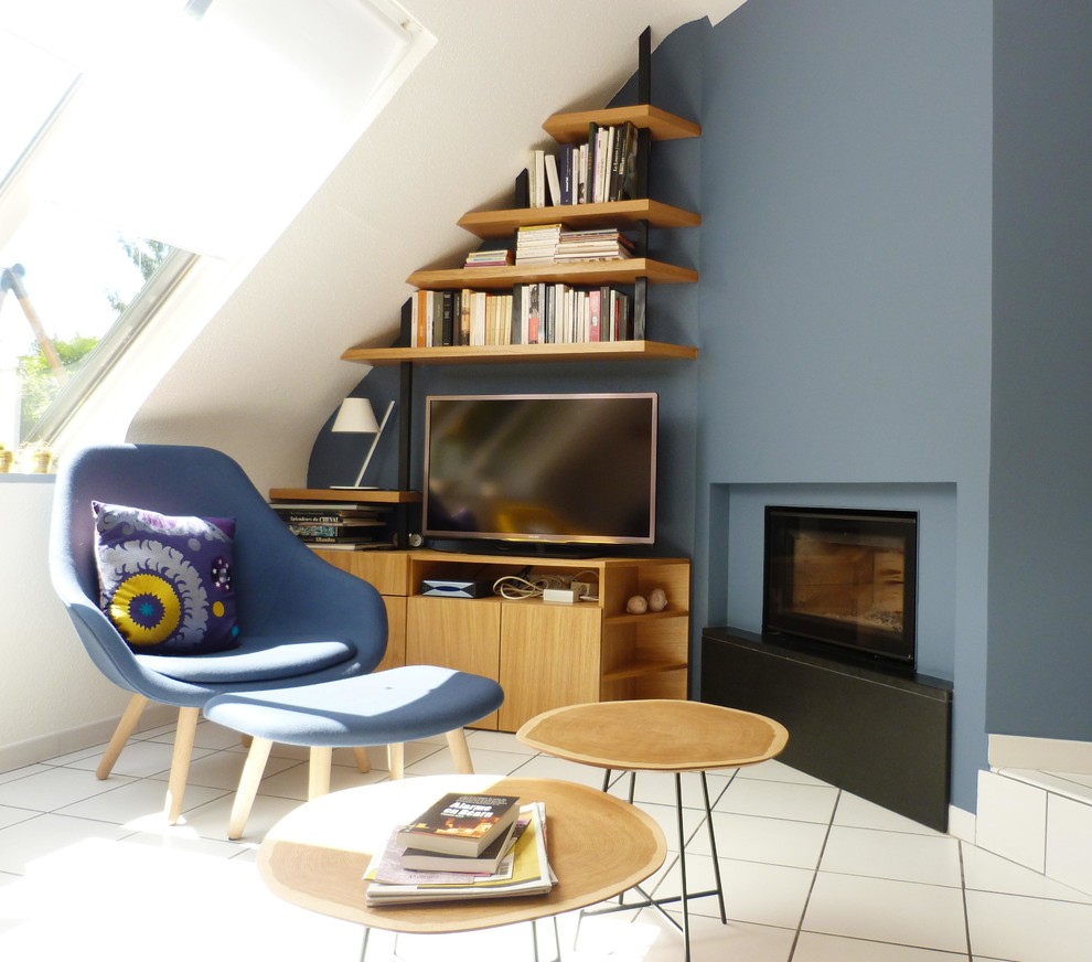 Medium sized scandinavian open plan living room in Lyon with blue walls, a standard fireplace, a freestanding tv, ceramic flooring and white floors.