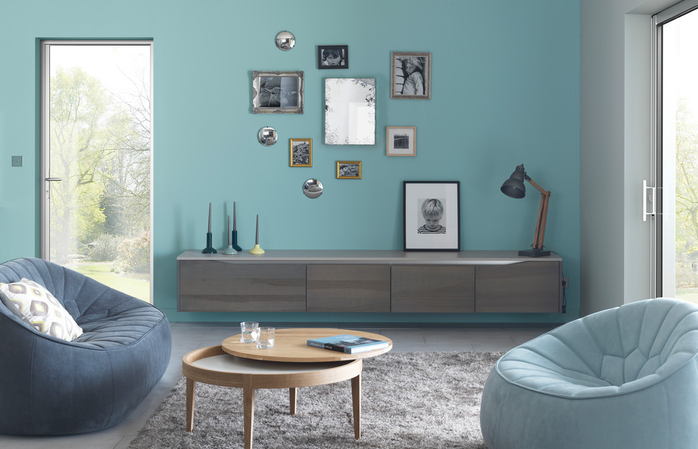 ナントにある中くらいな北欧スタイルのおしゃれなLDK (ライブラリー、青い壁、淡色無垢フローリング、テレビなし) の写真