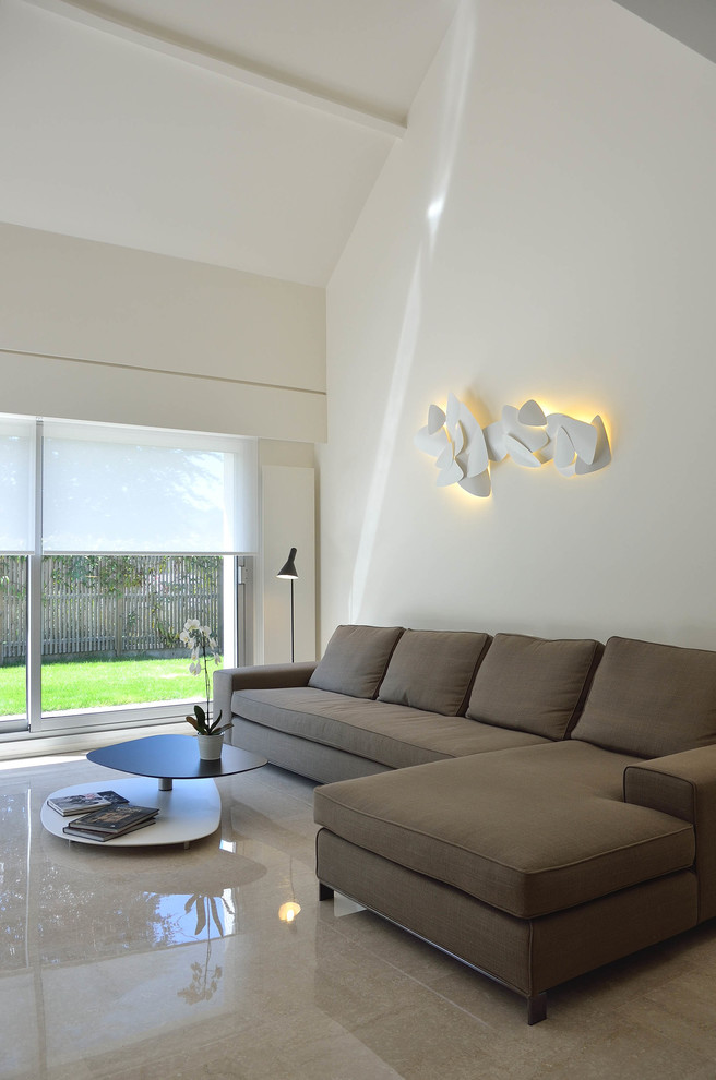 На фото: большая открытая гостиная комната:: освещение в современном стиле с белыми стенами без камина, телевизора с